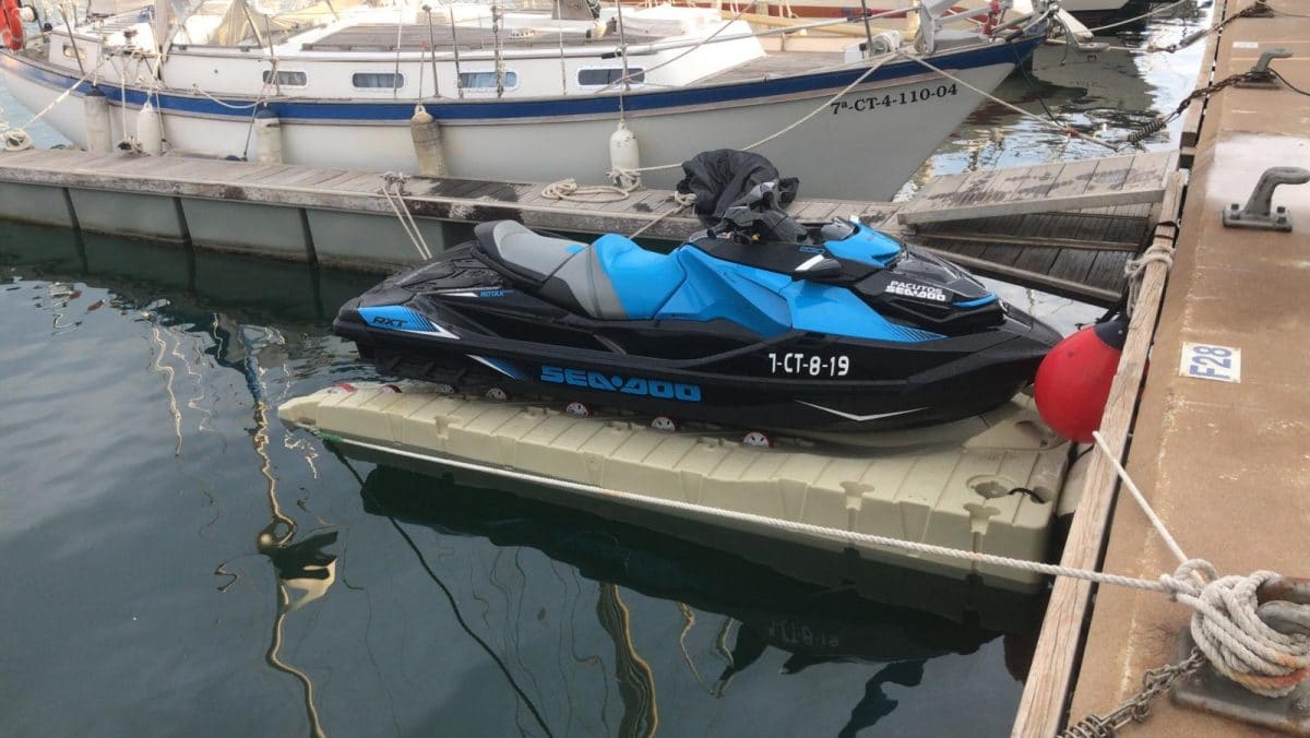 moto de agua seadoo subiendo a plataforma flotante - marine luxury