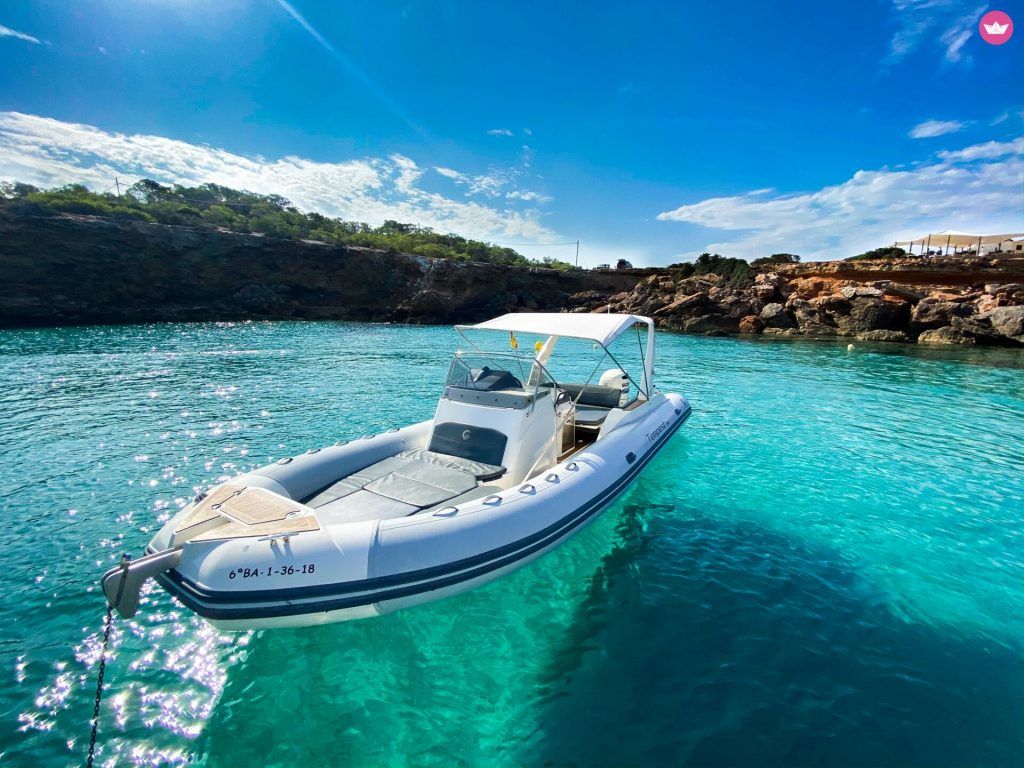 Barca semirrígida en mar azul